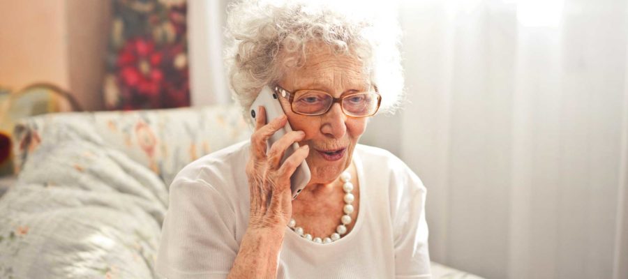 Persona anziana telefona famigliari